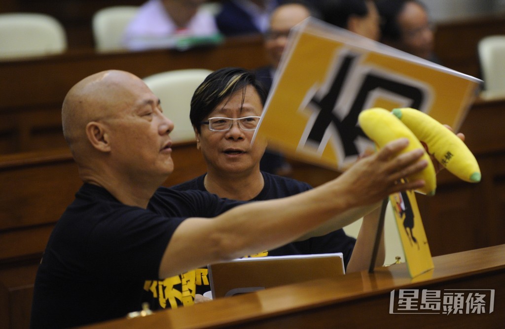 經典事件之一是在議事堂向特首掟蕉抗議。資料圖片