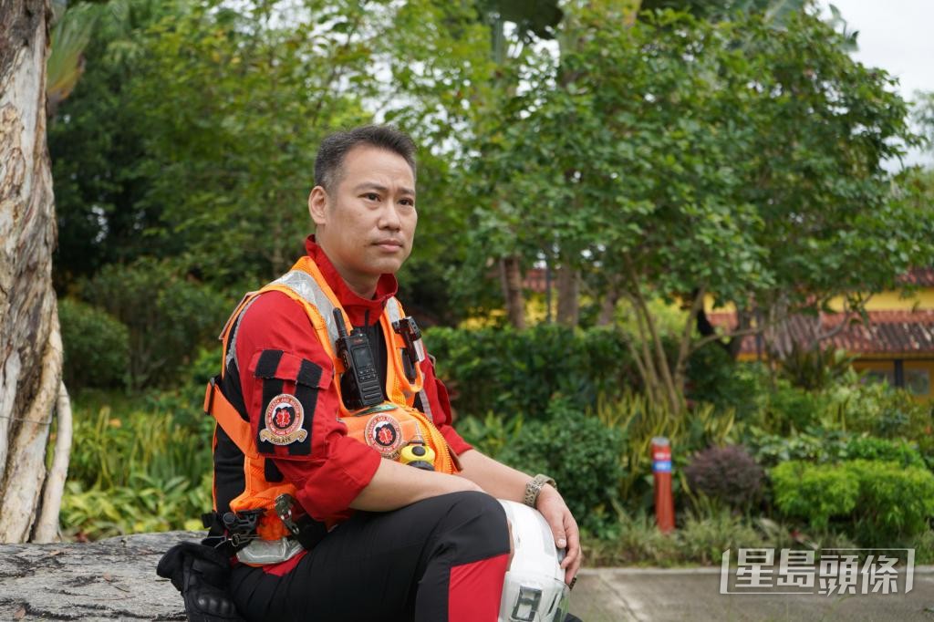 「香港守望者服務團」創辦人Anson建議，政府在山腳或路途中提早設立帶有實景照片的警告牌。