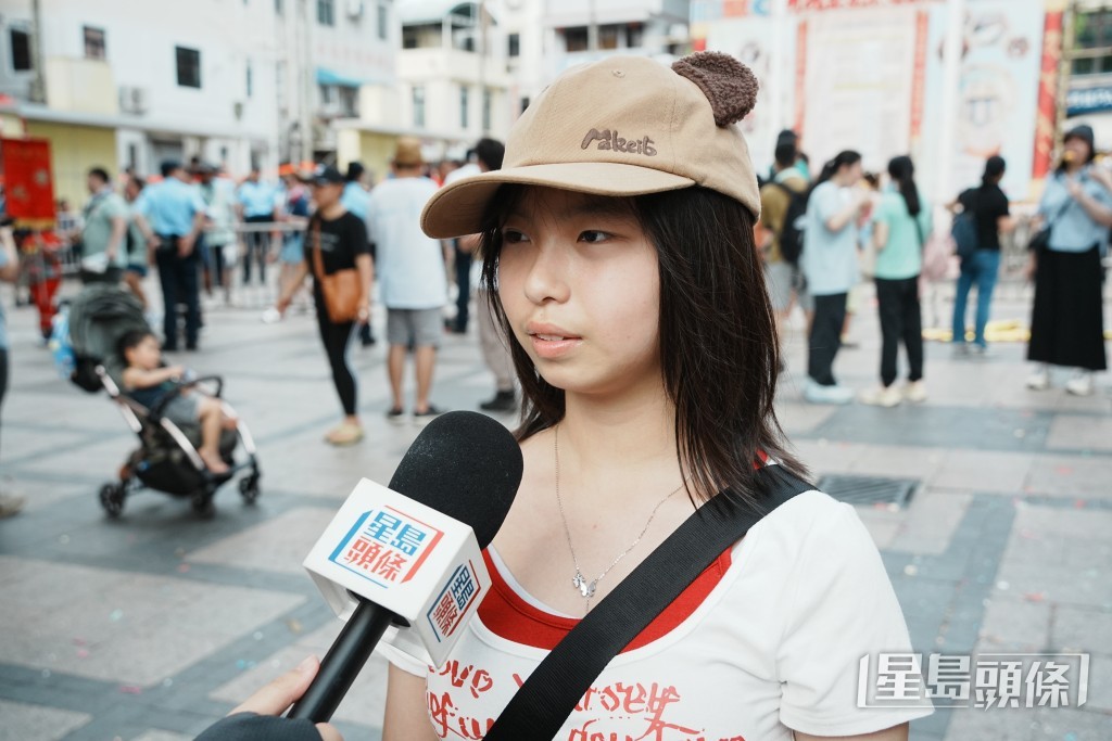 市民陳小姐表示,今年的飄色巡遊氣氛濃厚。 市民陳小姐表示,今年的飄色巡遊氣氛濃厚。