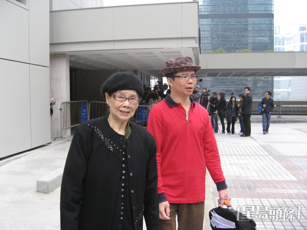 梅啟明在梅姐與梅媽離世後,鬧出不少事端,有網民質疑梅艷芳骨灰被盜與他有關,他作出否認。 梅啟明在梅姐與梅媽離世後,鬧出不少事端,有網民質疑梅艷芳骨灰被盜與他有關,他作出否認。