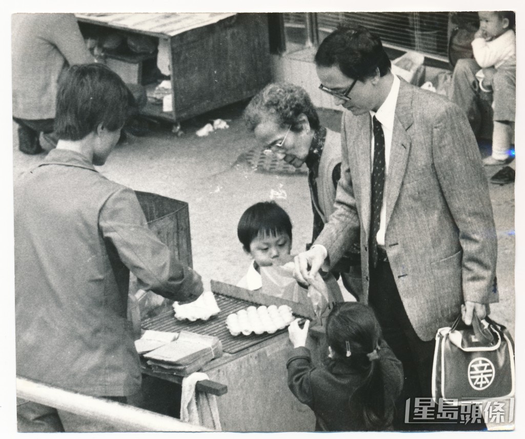 街邊的蛋卷,最易勾起童年的回憶,香噴噴的引人垂涎。1986年攝 街邊的蛋卷,最易勾起童年的回憶,香噴噴的引人垂涎。1986年攝