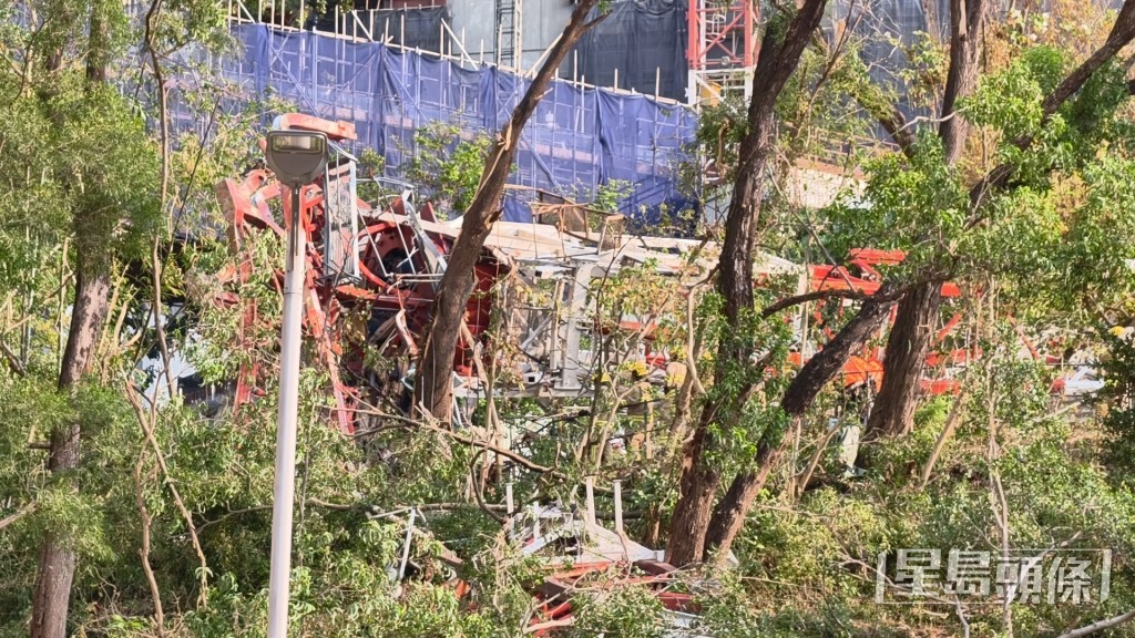 天秤倒塌跌落葵涌邨對開山坡。
