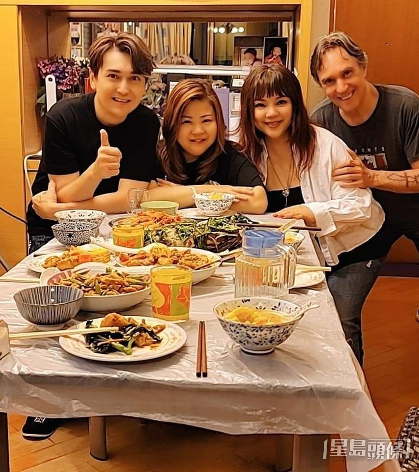 露云娜与丈夫、欧信希，成为风行唱片老板Mini家中常客。