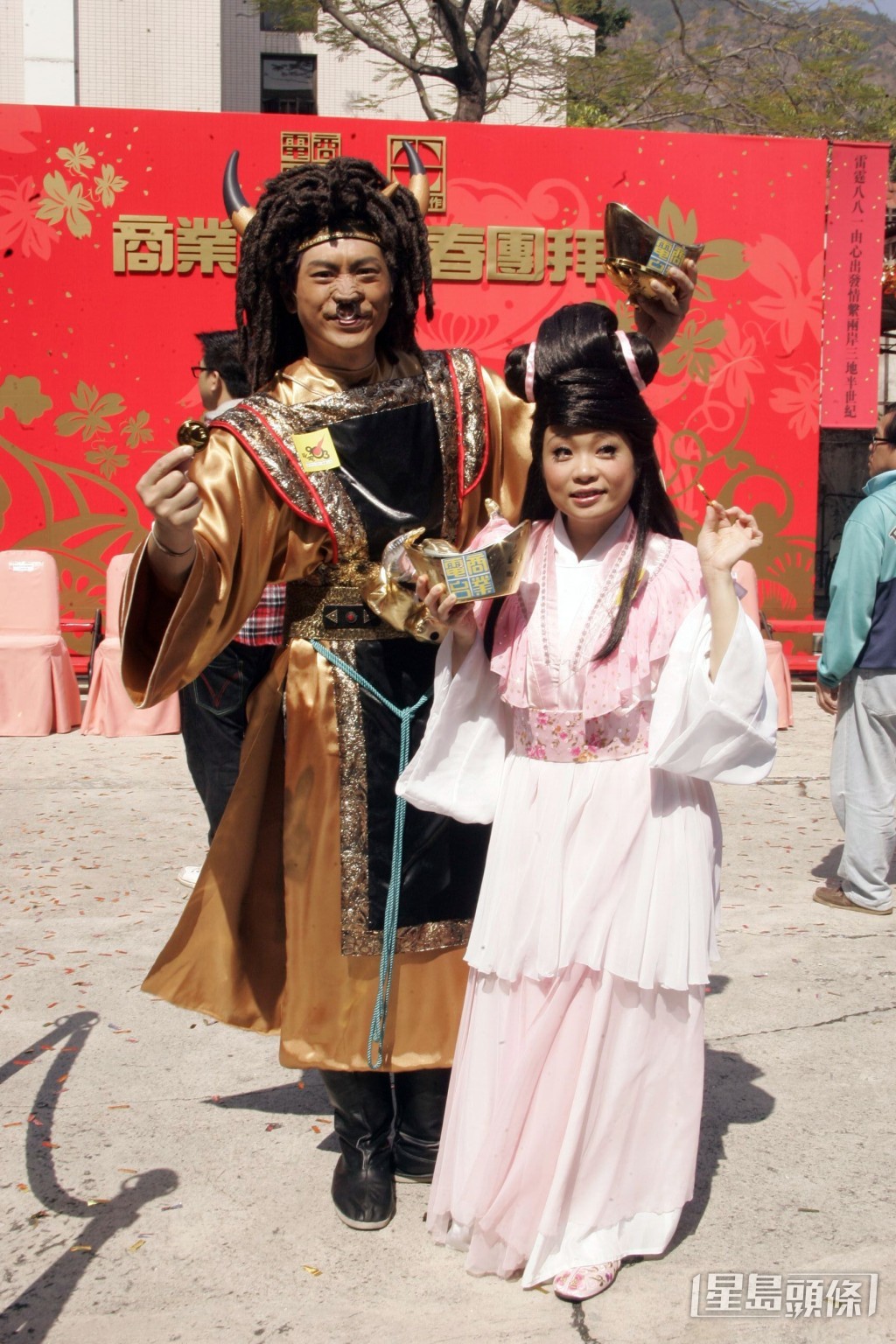 2009年森小齊齊以古裝扮相出席商業電台的新春團拜。 2009年森小齊齊以古裝扮相出席商業電台的新春團拜。