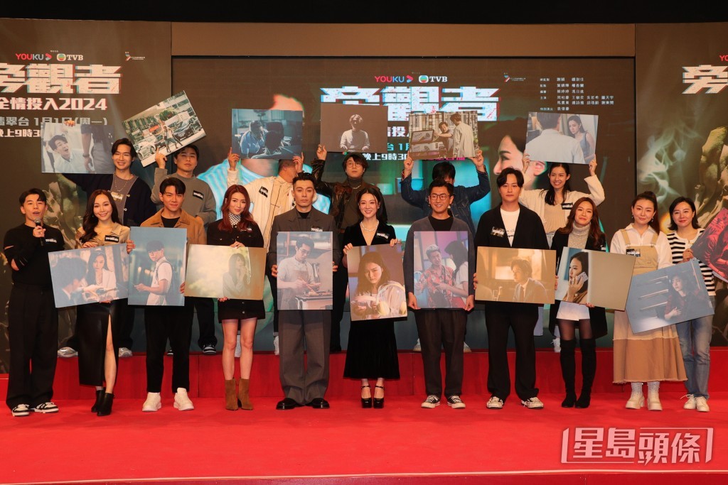 演員人手一張劇集海報。 演員人手一張劇集海報。