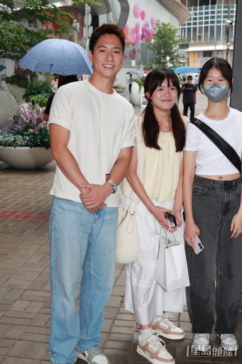 Fans冒雨支持吳偉豪。 Fans冒雨支持吳偉豪。