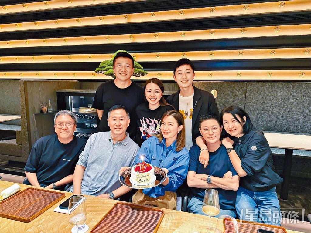 JW王灝兒(後中)、王至尊(後左)為佘詩曼慶生。