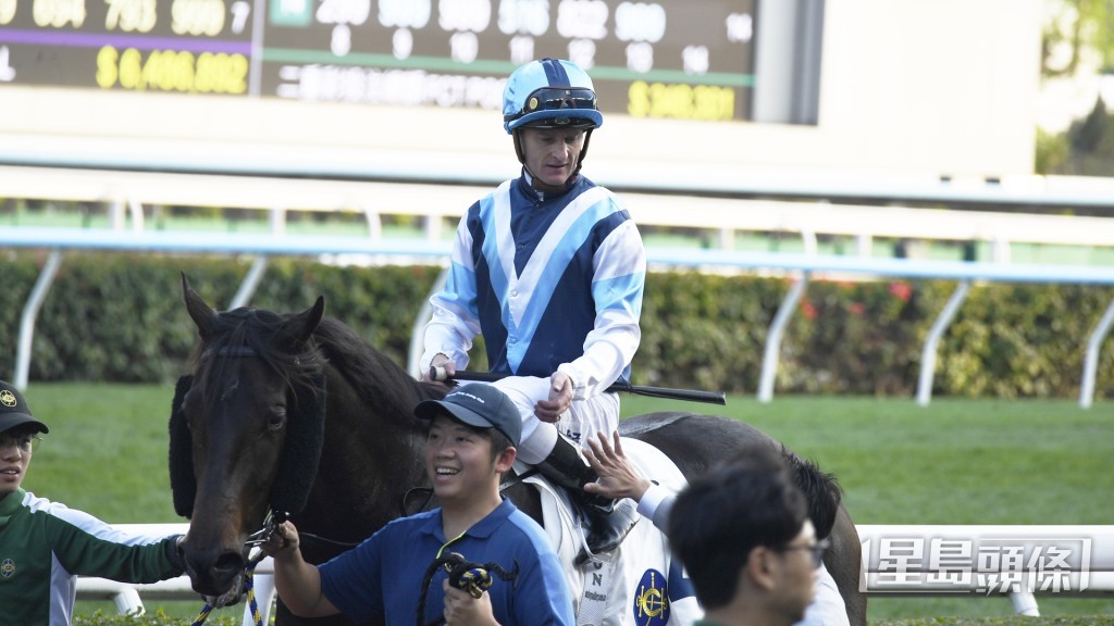 今朝潘頓親試「開心三寶」之後，不斷拍馬頸以示鼓厲。