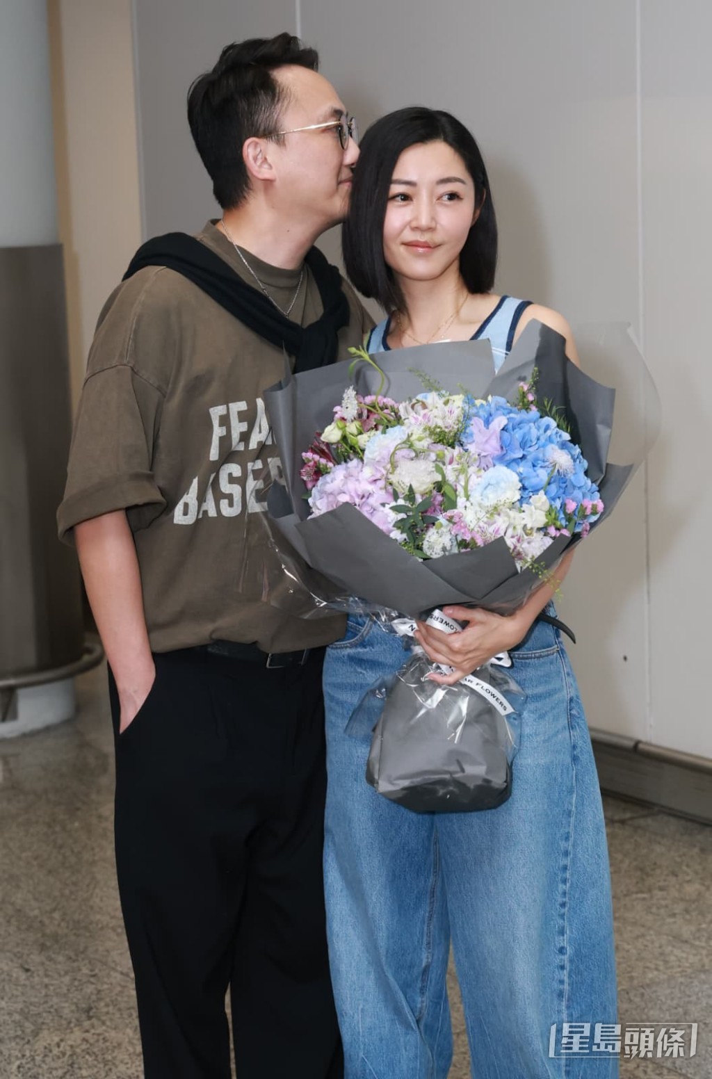 衛詩雅老公周祉安手持花束驚喜現身,並情深親吻老婆。 衛詩雅老公周祉安手持花束驚喜現身,並情深親吻老婆。