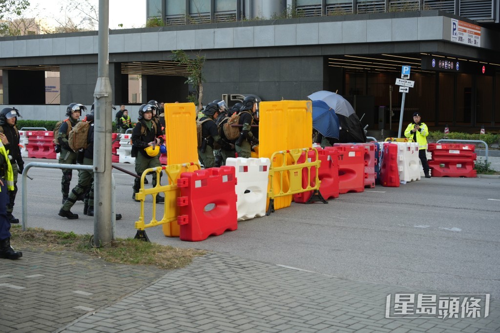 有扮演示威者人士於駿昌街架設水馬陣。吳艷玲攝 有扮演示威者人士於駿昌街架設水馬陣。吳艷玲攝