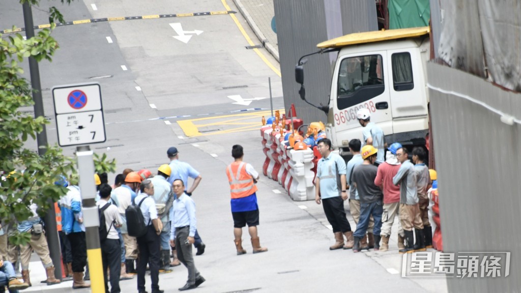 工人疏散到安全地方。