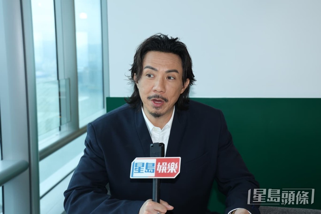 他堅持父子間溝通最重要。 他堅持父子間溝通最重要。
