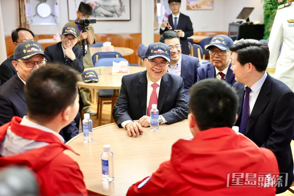 李家超與科研團隊交流。李家超fb