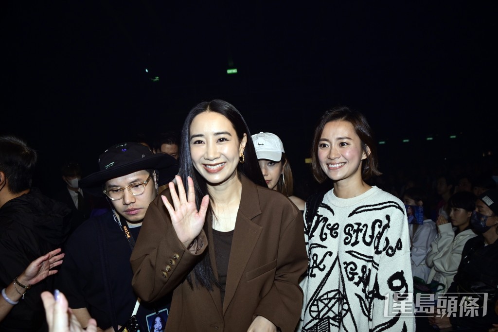 吳雨霏（Kary）及楊愛瑾（Miki）在鄧麗欣演唱會合照，是近年難得的一張同框合照。