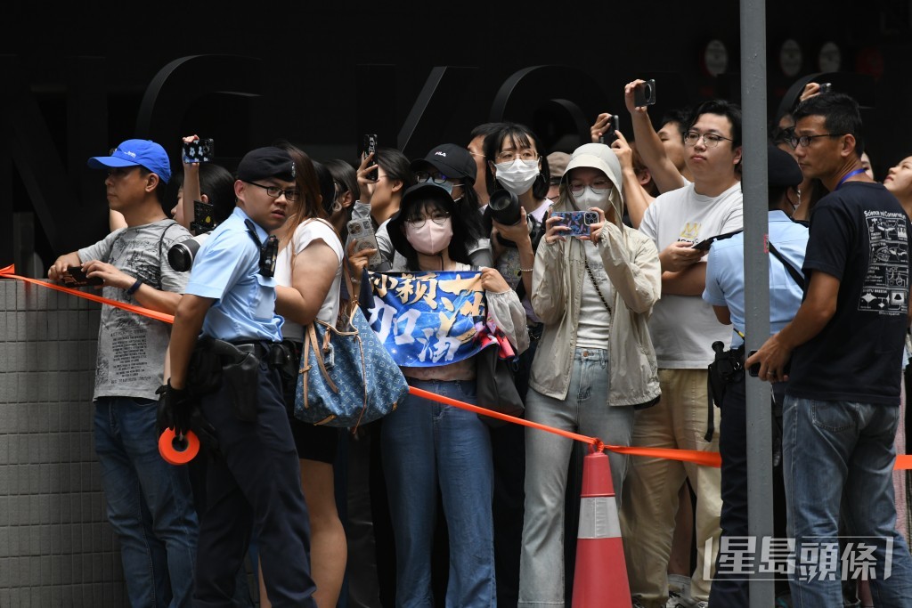 巿民帶備橫額，支持偶像孫穎莎。何健勇攝