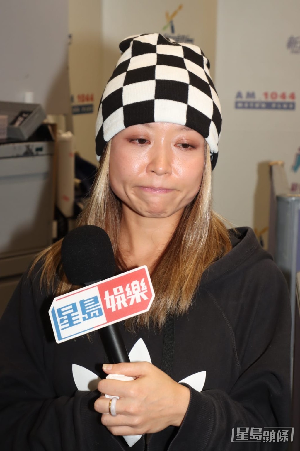 黎莉一臉哀傷。 黎莉一臉哀傷。