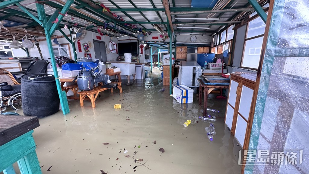 屋內水深成河。