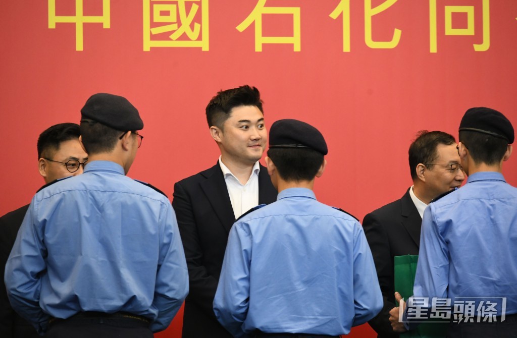 星島新聞集團行政總裁蔡晋（左三）向學生派發校服。何健勇攝