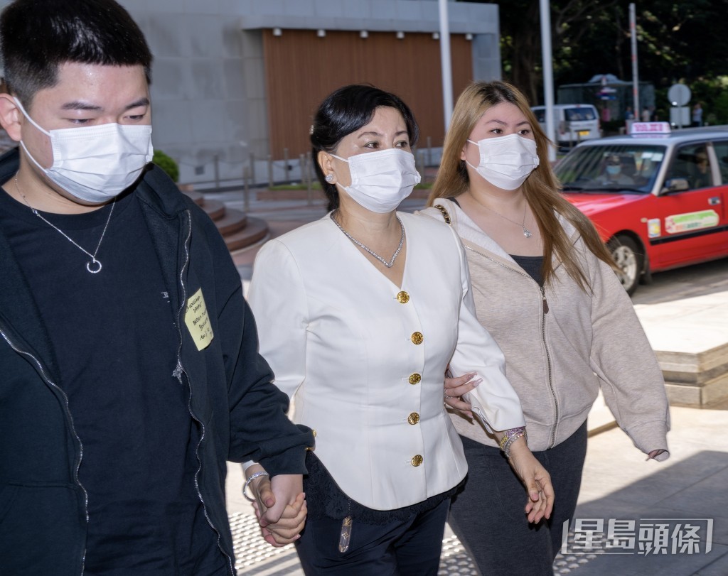 蔡母张燕花坚信女儿有能力买楼。 蔡母张燕花坚信女儿有能力买楼。