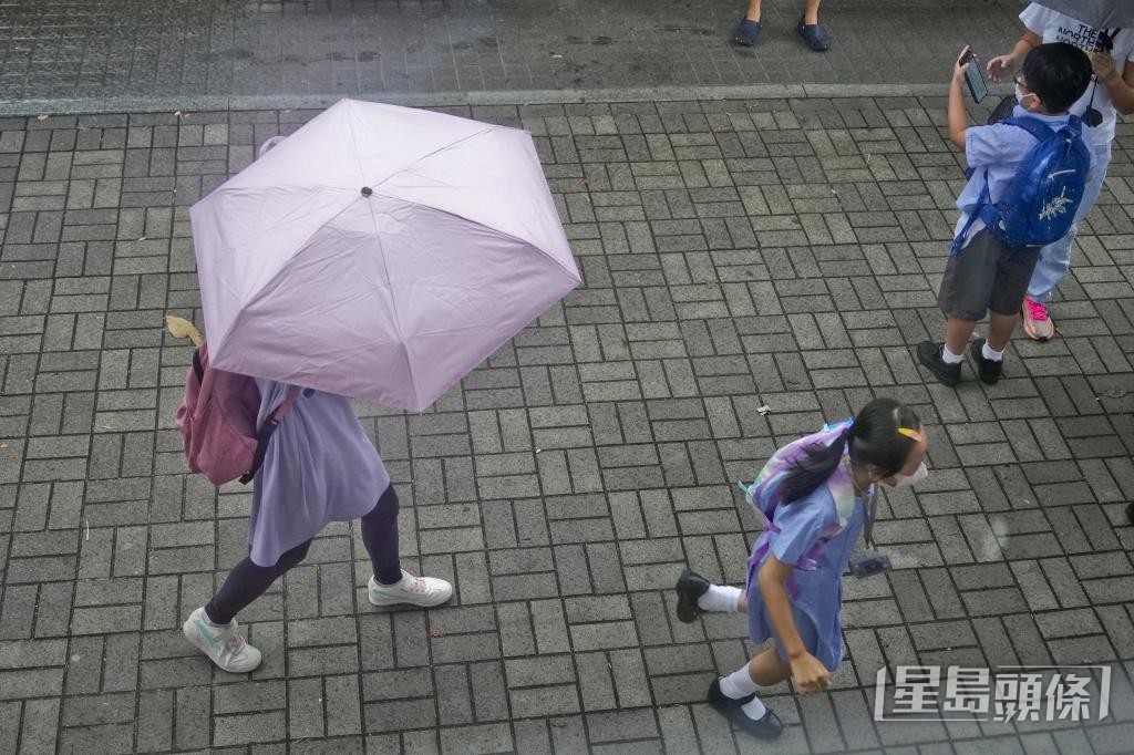 夏天炎熱多雨,家長指會預留1套校服,以便清洗後未及風乾時替換。 夏天炎熱多雨,家長指會預留1套校服,以便清洗後未及風乾時替換。