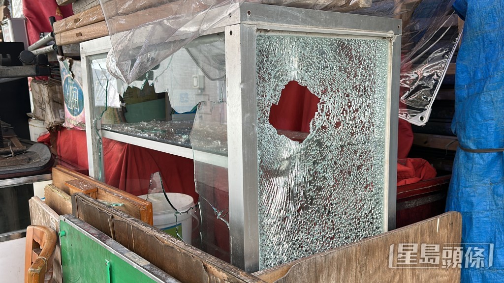 飾櫃玻璃被打破。劉漢權攝