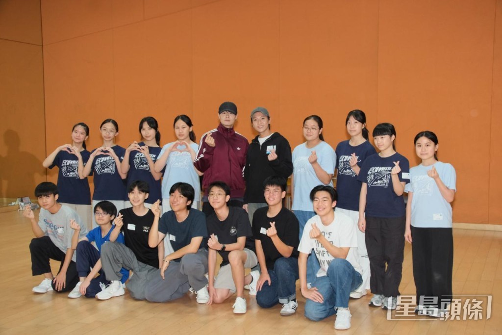 冼靖峰、丁子朗和女團MYNT成員莊子璇、盧映彤、倪嘉雯與力臻及女團Honey Punch聚首一堂。 冼靖峰、丁子朗和女團MYNT成員莊子璇、盧映彤、倪嘉雯與力臻及女團Honey Punch聚首一堂。