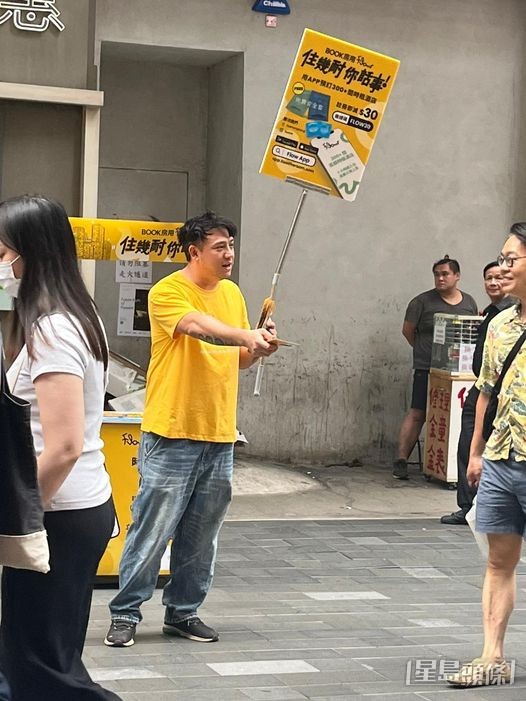張致恒在街頭派安全套推銷。
