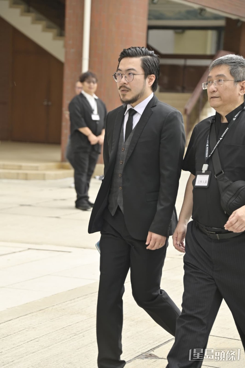 李盛林牧師長子李啟旻醫生到場送別父親。