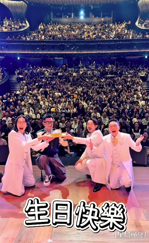 全場為壽星慶祝。 全場為壽星慶祝。