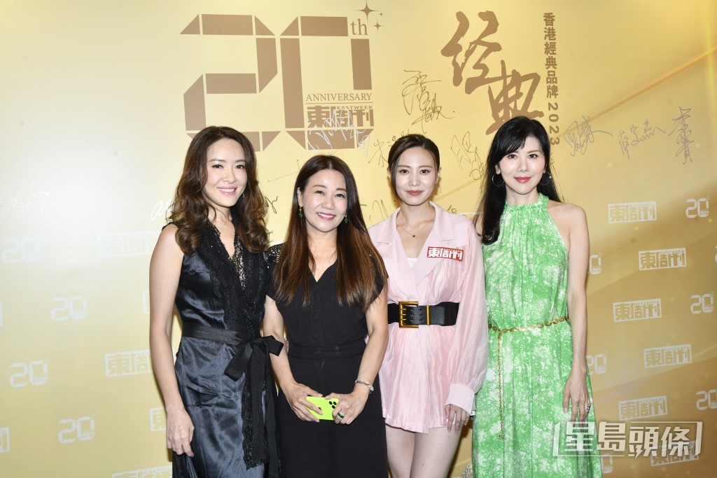 朱晨丽（右二）出席《东周刊20周年酒会》。