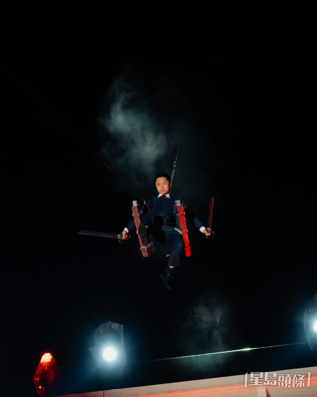 鍾培生從30米高處縱身一躍,飛向女友身前。 鍾培生從30米高處縱身一躍,飛向女友身前。