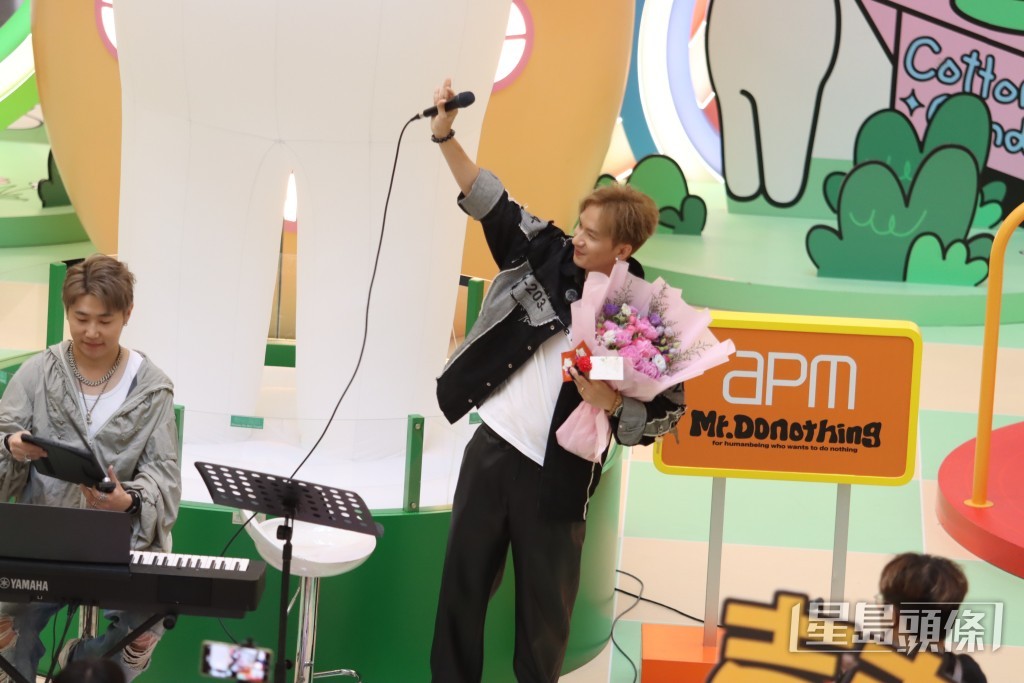 吉吉在商場快閃busking。 吉吉在商場快閃busking。