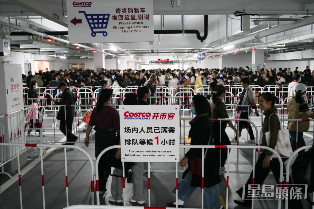 會員魚貫進場。吳艷玲攝 會員魚貫進場。吳艷玲攝