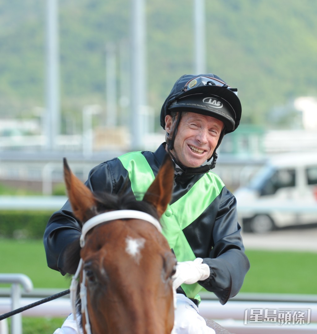 高雅志曾在香港策騎多年。