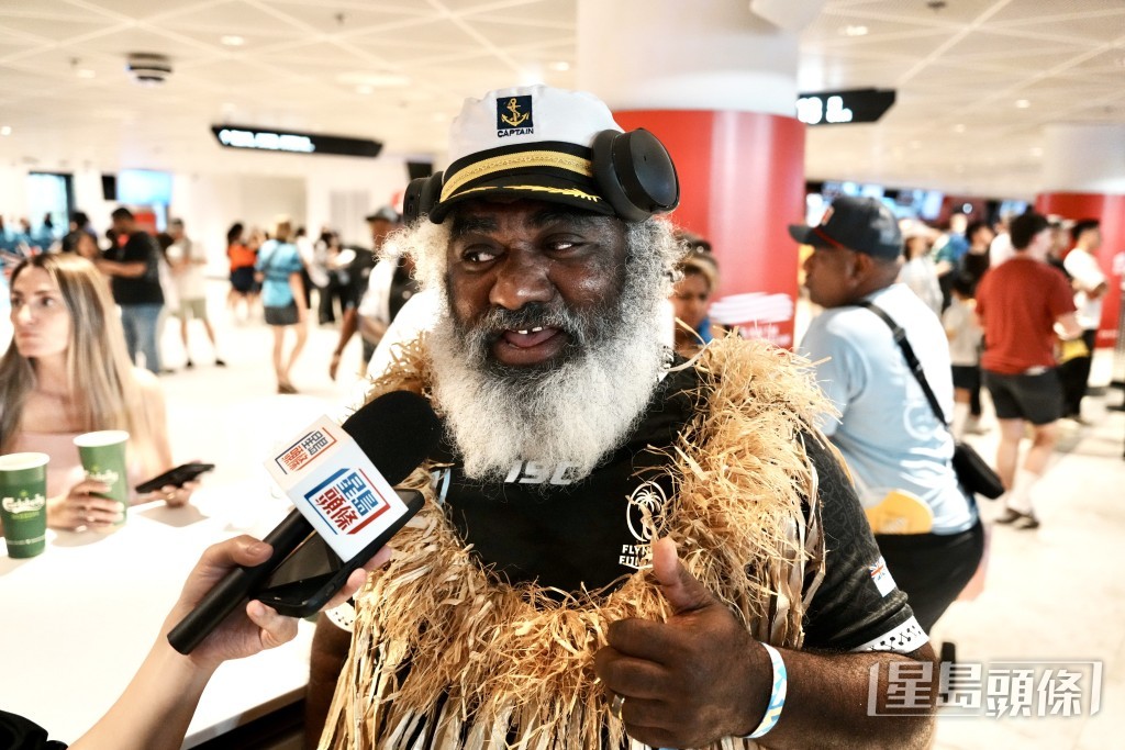 遊客Ja入場支持斐濟隊。