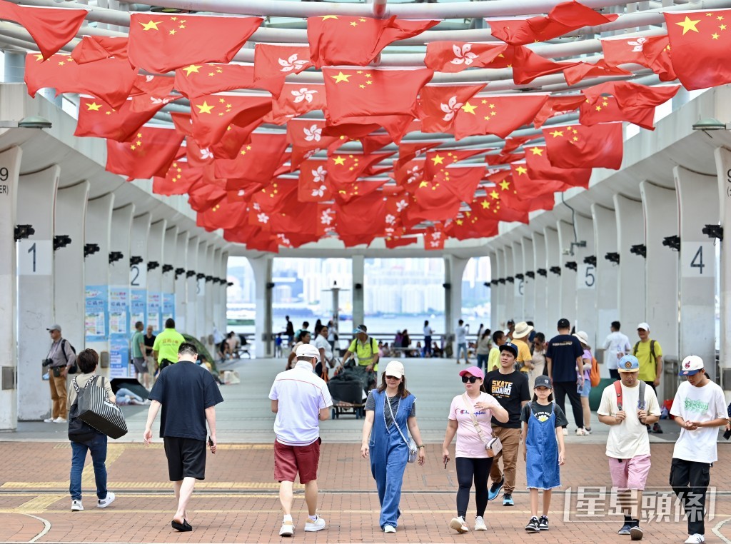 7月1日回歸27周年當天,氣溫介乎28°C至32°C,大致多雲,有幾陣驟雨,日間短暫時間有陽光。鍾健華攝 7月1日回歸27周年當天,氣溫介乎28°C至32°C,大致多雲,有幾陣驟雨,日間短暫時間有陽光。鍾健華攝