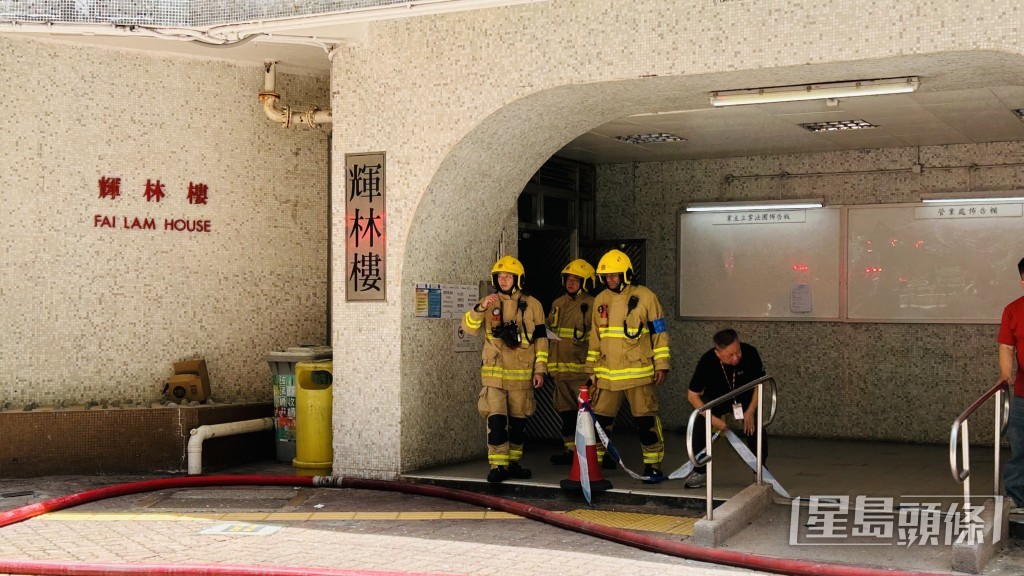 消防到場救熄火警。 消防到場救熄火警。