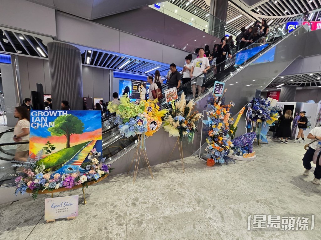 大批粉絲提早數小時抵達。 大批粉絲提早數小時抵達。
