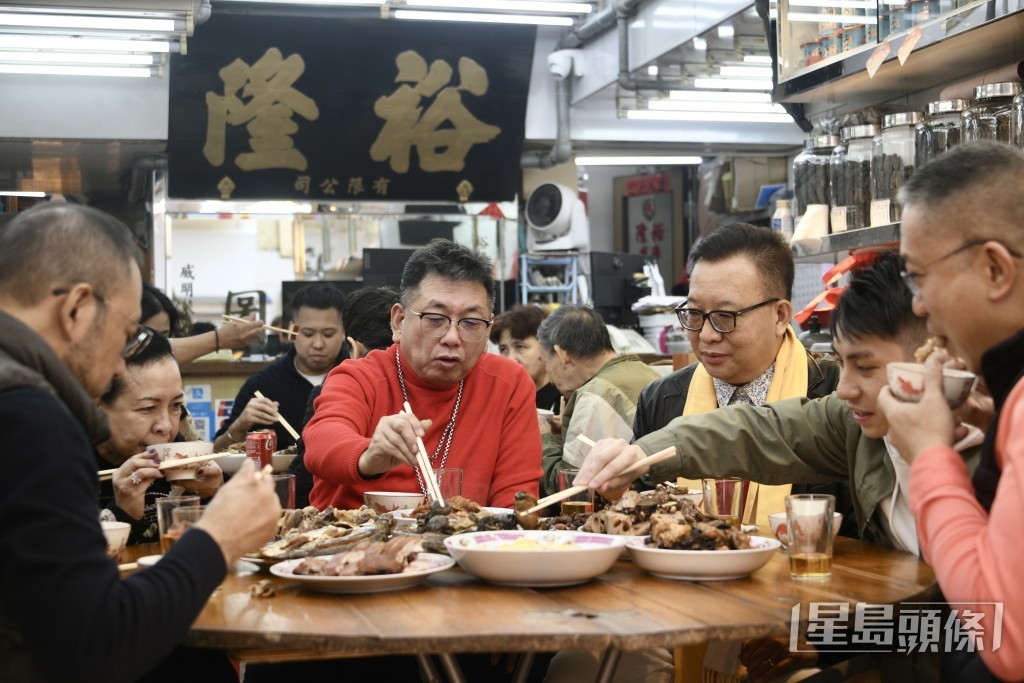 西營盤老字號裕隆海味店，每逢年初二會齊集員工食開年飯。陳浩元攝