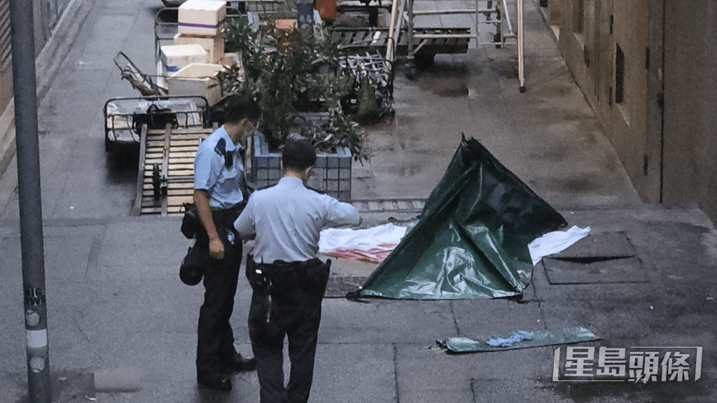 一名男子被發現昏迷倒臥在金巴利道26號旁的一條後巷內身亡。黎志偉攝 一名男子被發現昏迷倒臥在金巴利道26號旁的一條後巷內身亡。黎志偉攝