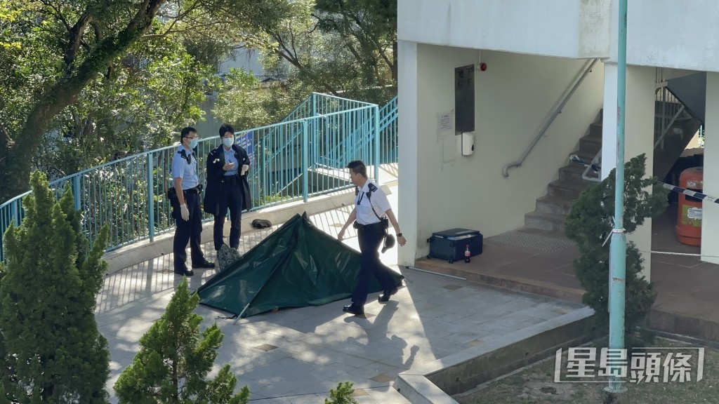 遺體由帳篷遮蓋。梁國峰攝