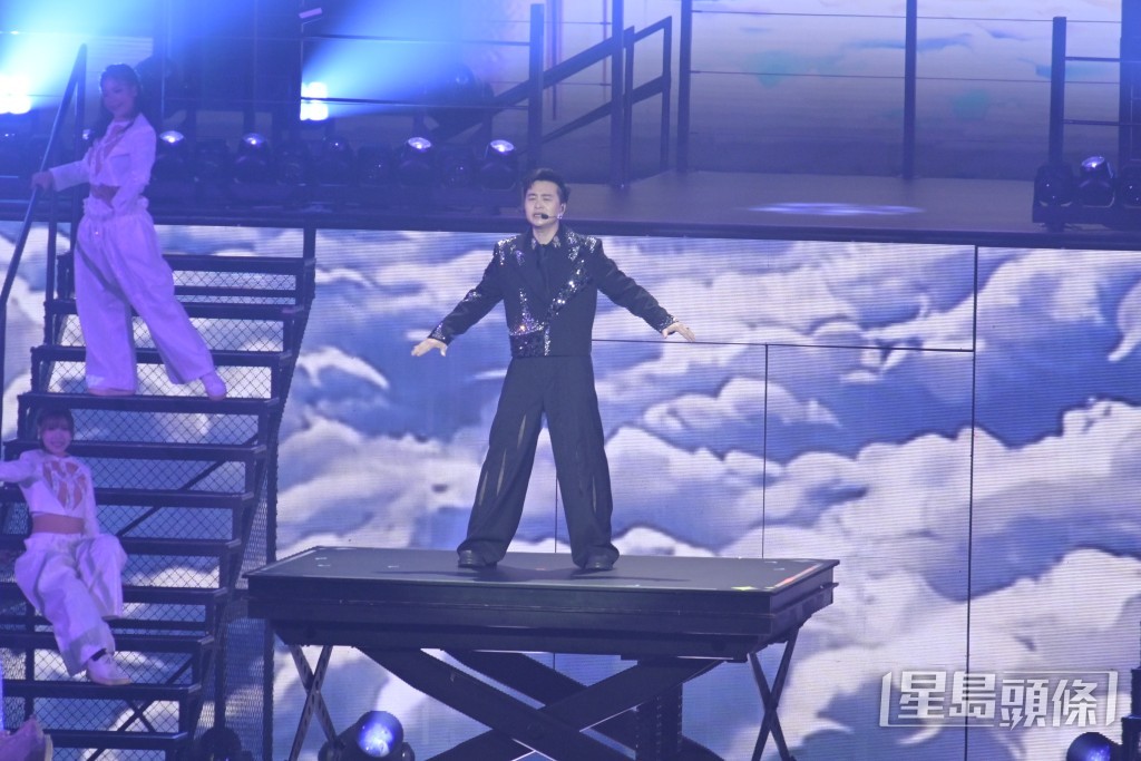 之後黃博、譚輝智等逐上登場獻唱。