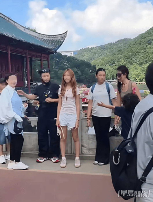 蔡少芬一家人早前到內地遊玩時被網民捕獲。