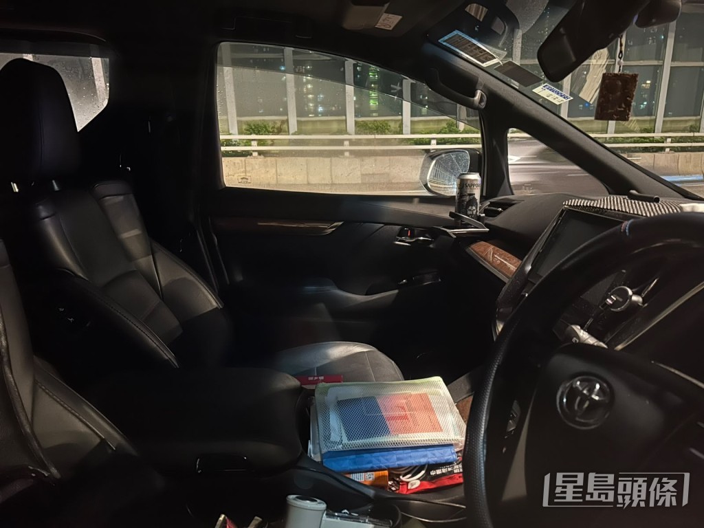 肇事七人車車頭乘客位放有一罐啤酒。