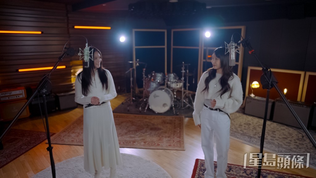 恩地第一次於香港電視台作公開演唱。 恩地第一次於香港電視台作公開演唱。