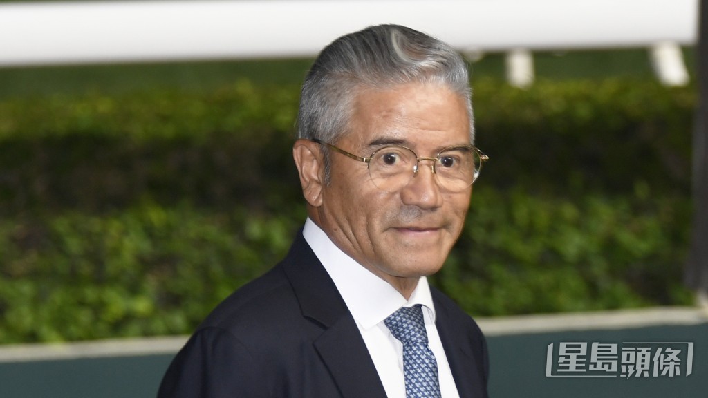  今朝「萬事勝利」課後告東尼走到機坪口睇馬，之後仲跟住此駒返入去馬房。