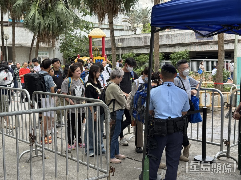 有居民準備上樓。 有居民準備上樓。