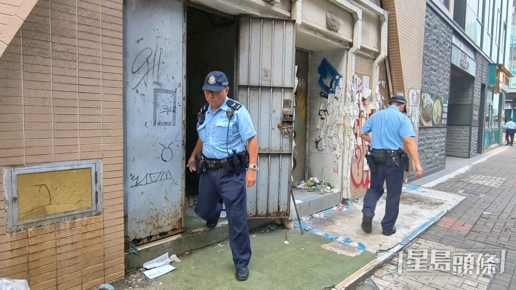 警方到场进行搜查。