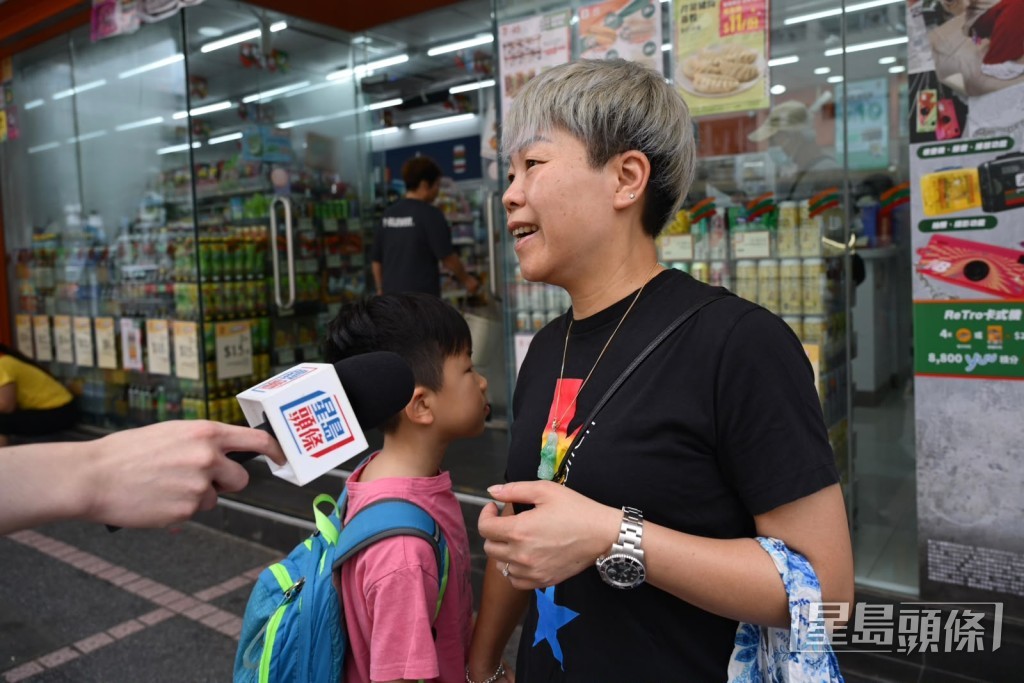 攜同小孩的張女士表示會提高警覺。 攜同小孩的張女士表示會提高警覺。