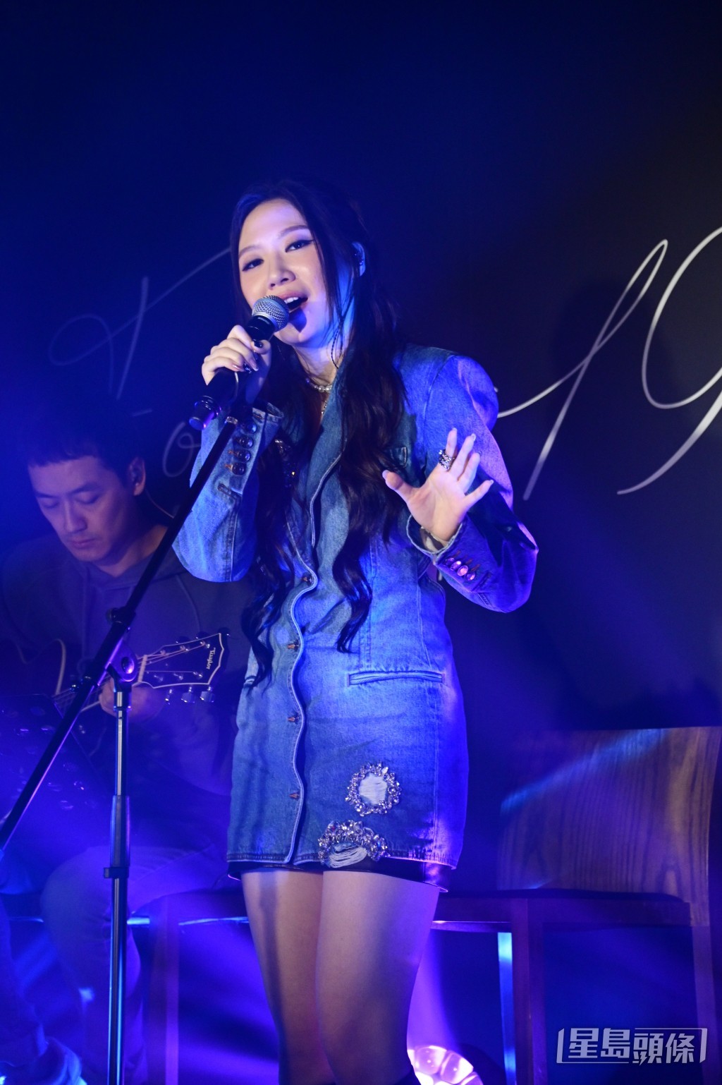 甄濟如即席唱出新歌《Forever 19》。